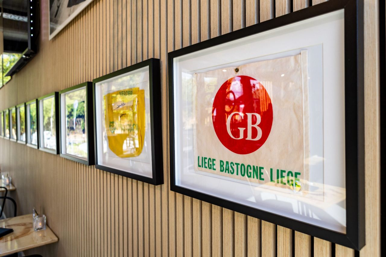 Musettes aan de muur