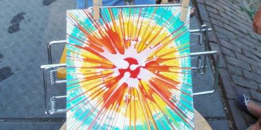 Een schilderij droogt op de fiets!