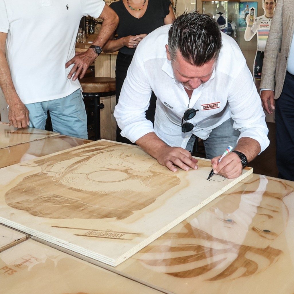 Nico Mattan tekent wielericoontafel