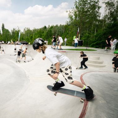 Skaters in de skatebowl